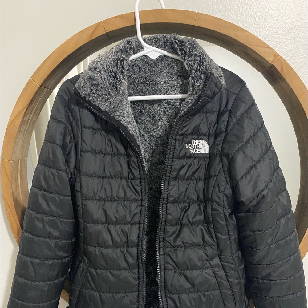 The Northface girls reversible jacket. Girls size small.